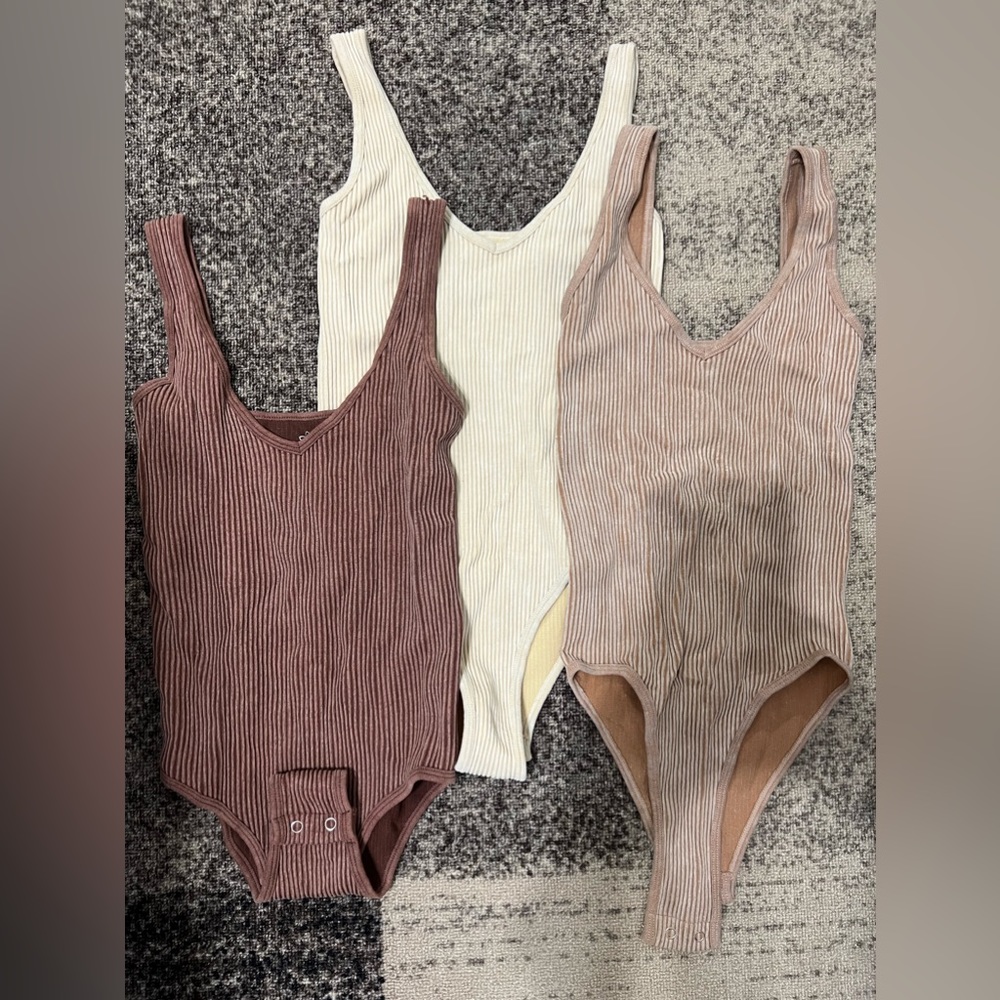New without tags.Set of 3 neutral colored body suits. Ribbed, seamless matierial